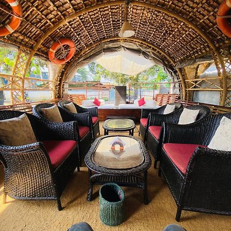 Marvel Cruise Hotel Alappuzha Exterior photo