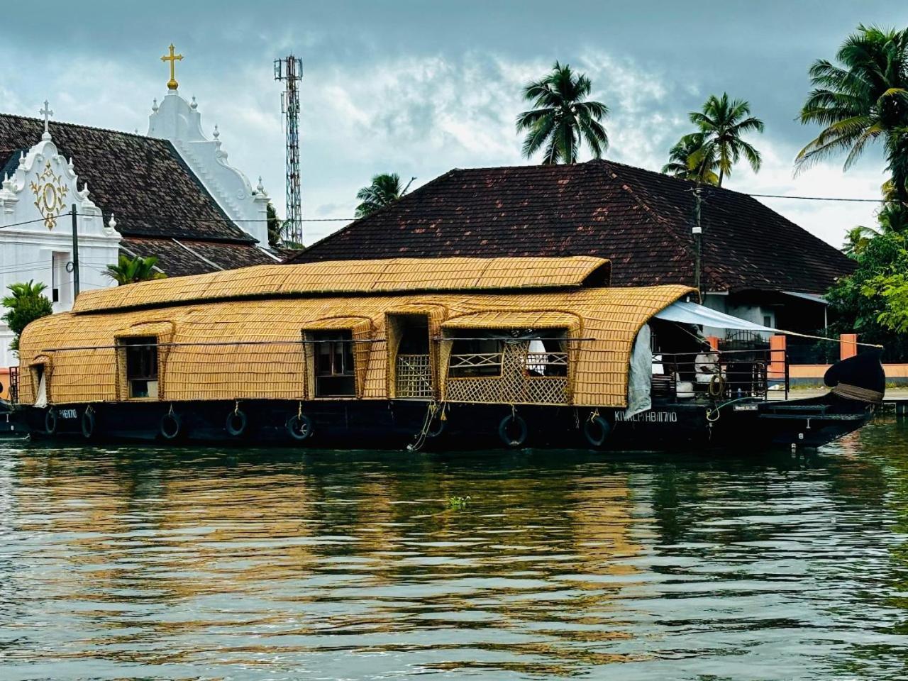 Marvel Cruise Hotel Alappuzha Exterior photo