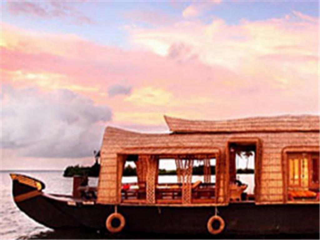 Marvel Cruise Hotel Alappuzha Exterior photo