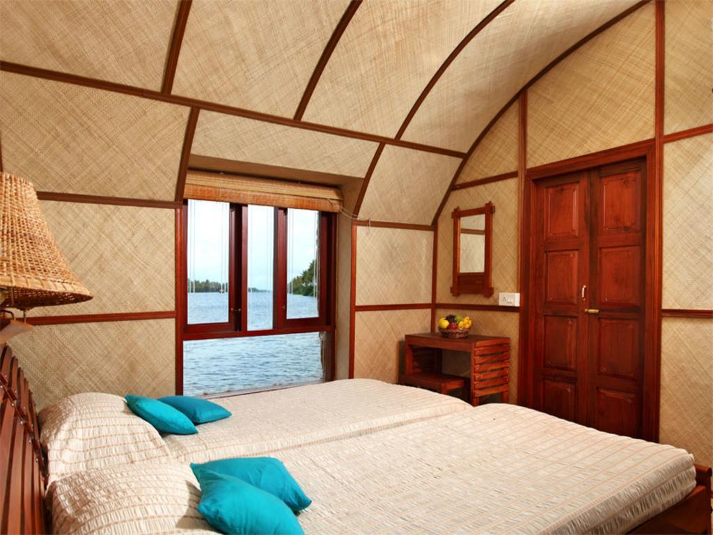 Marvel Cruise Hotel Alappuzha Room photo