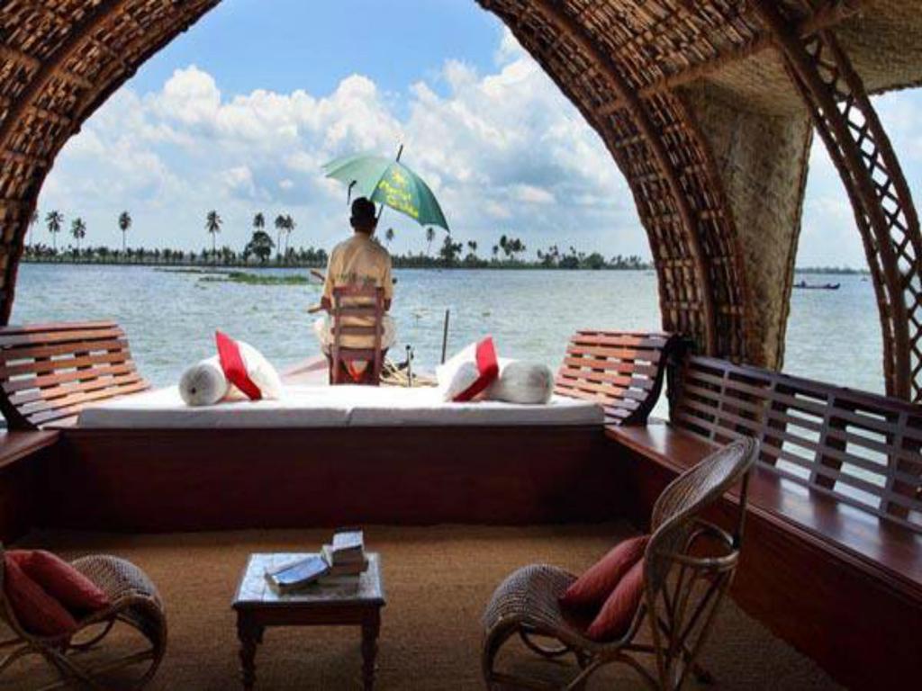 Marvel Cruise Hotel Alappuzha Exterior photo