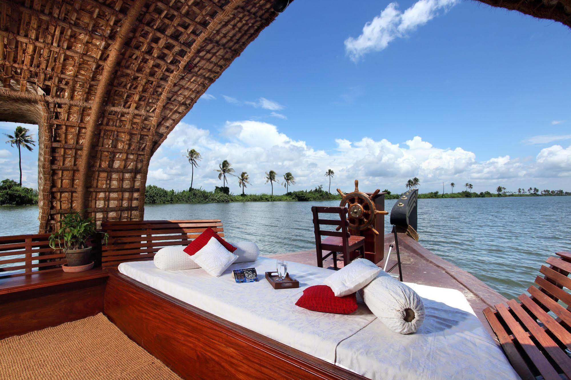 Marvel Cruise Hotel Alappuzha Exterior photo