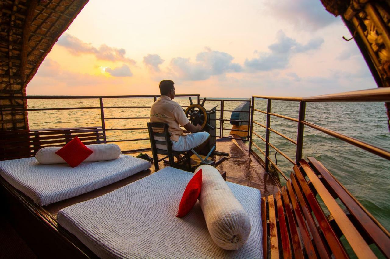 Marvel Cruise Hotel Alappuzha Exterior photo