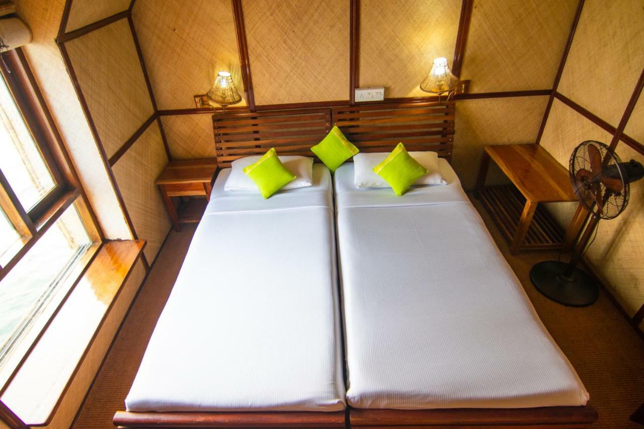 Marvel Cruise Hotel Alappuzha Exterior photo