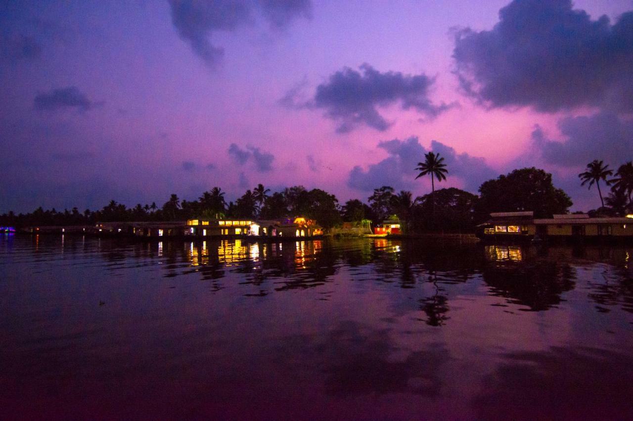 Marvel Cruise Hotel Alappuzha Exterior photo