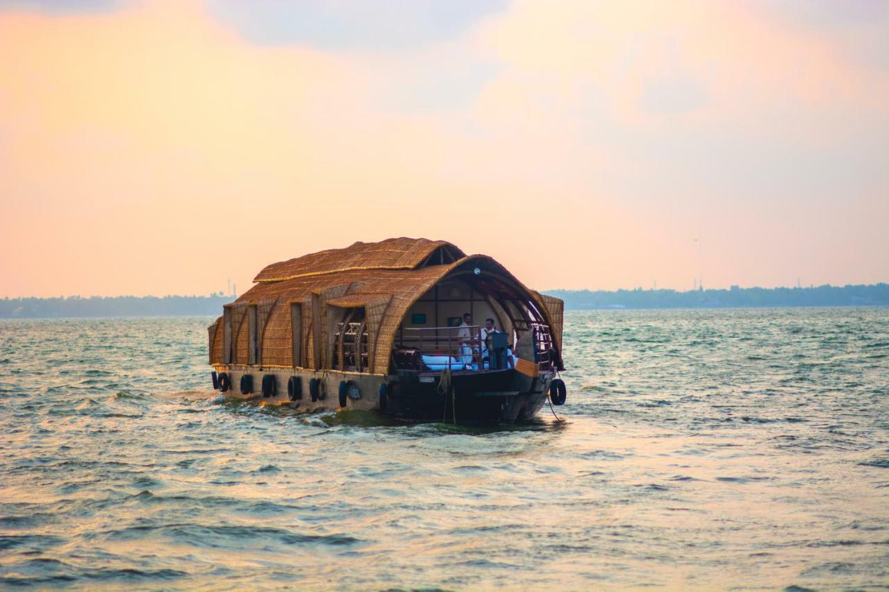 Marvel Cruise Hotel Alappuzha Exterior photo