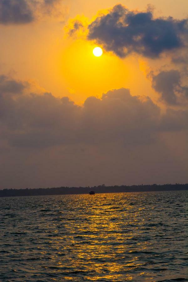 Marvel Cruise Hotel Alappuzha Exterior photo