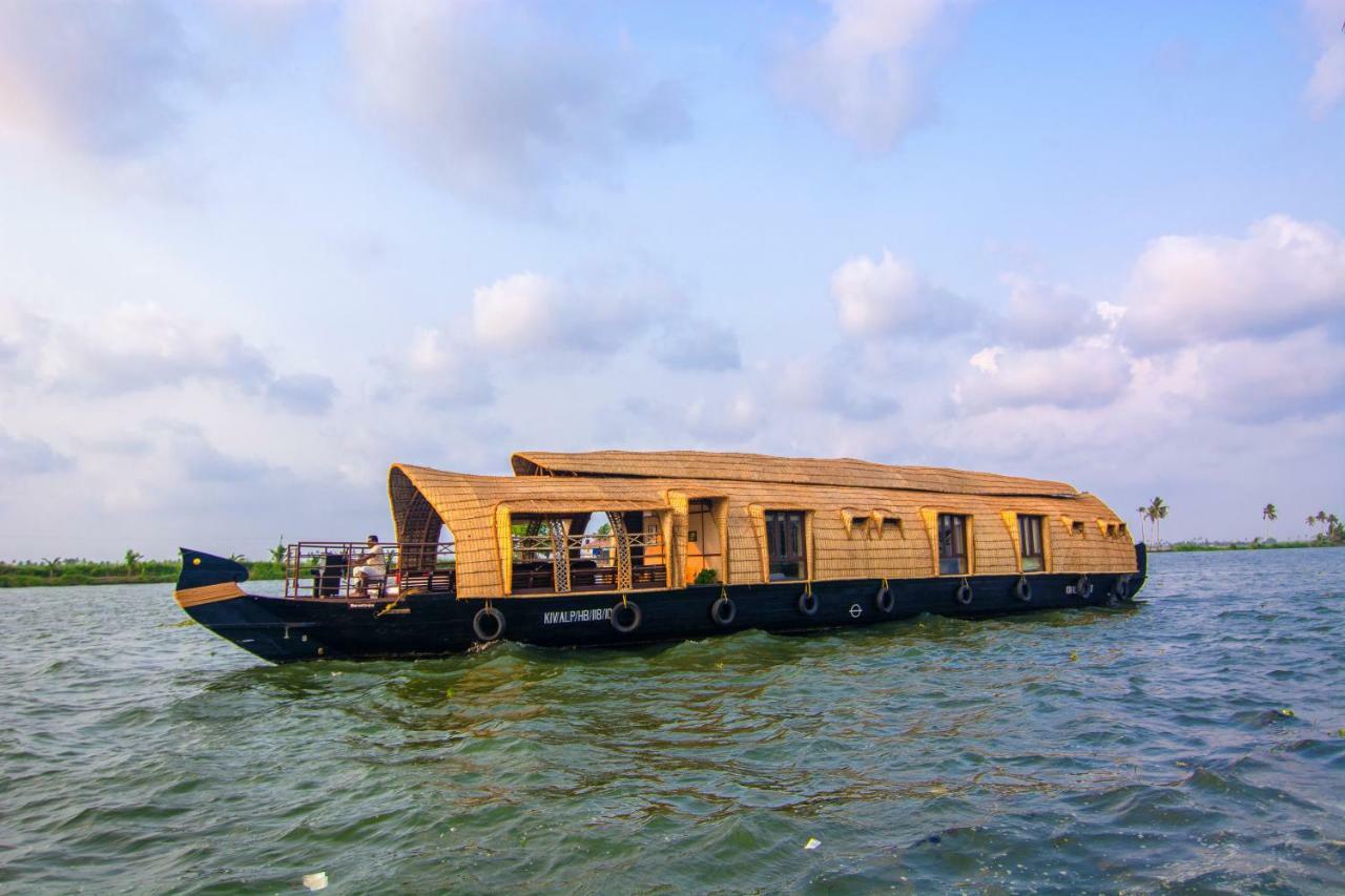 Marvel Cruise Hotel Alappuzha Exterior photo