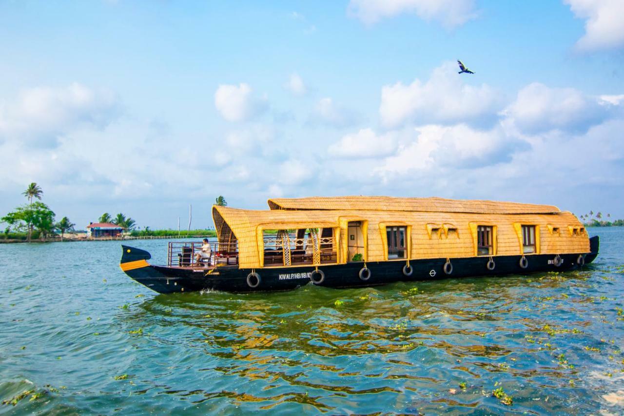 Marvel Cruise Hotel Alappuzha Exterior photo