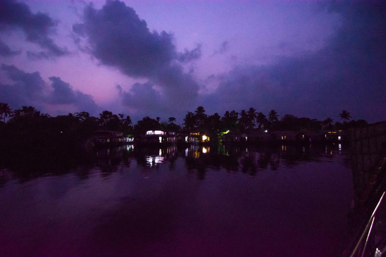 Marvel Cruise Hotel Alappuzha Exterior photo