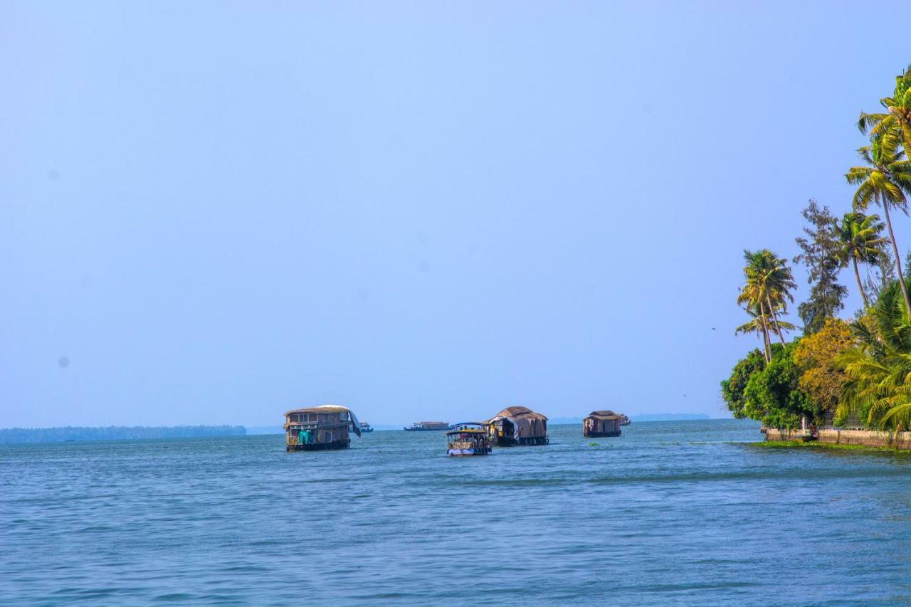 Marvel Cruise Hotel Alappuzha Exterior photo