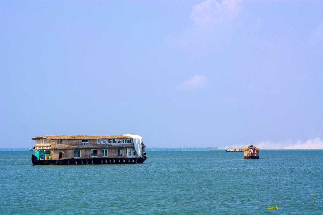 Marvel Cruise Hotel Alappuzha Exterior photo