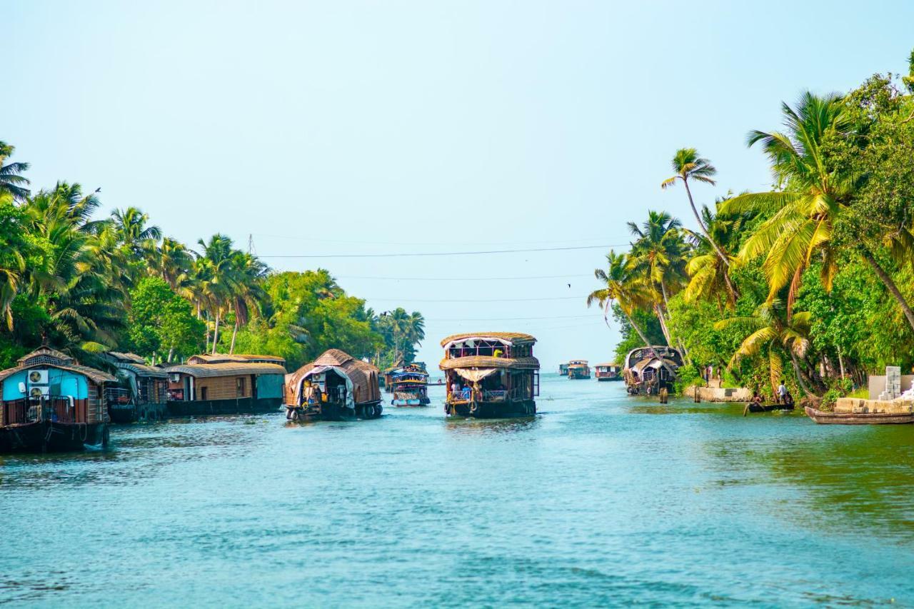 Marvel Cruise Hotel Alappuzha Exterior photo