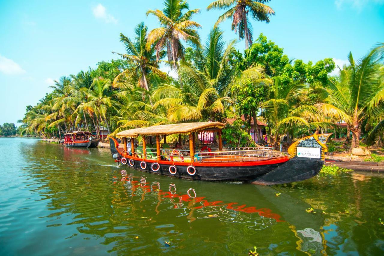Marvel Cruise Hotel Alappuzha Exterior photo