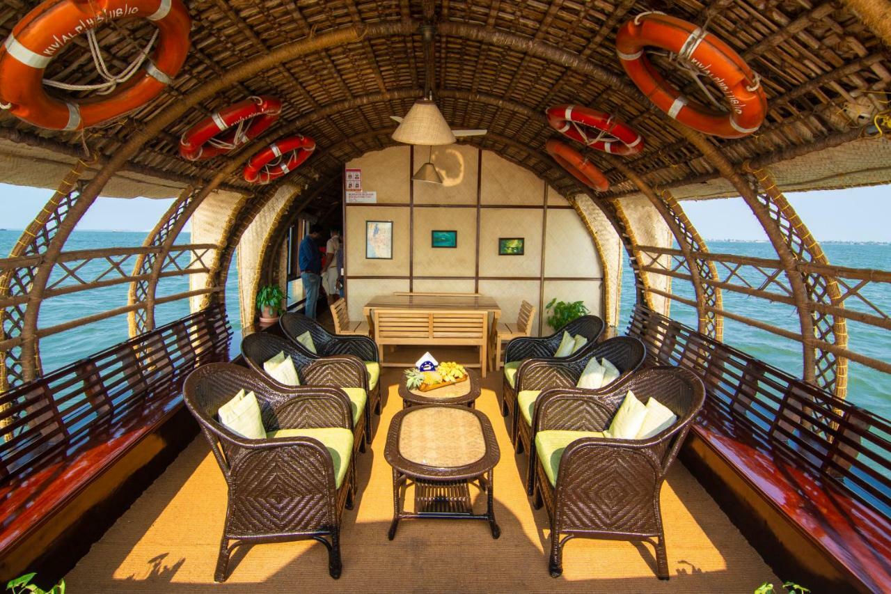 Marvel Cruise Hotel Alappuzha Exterior photo